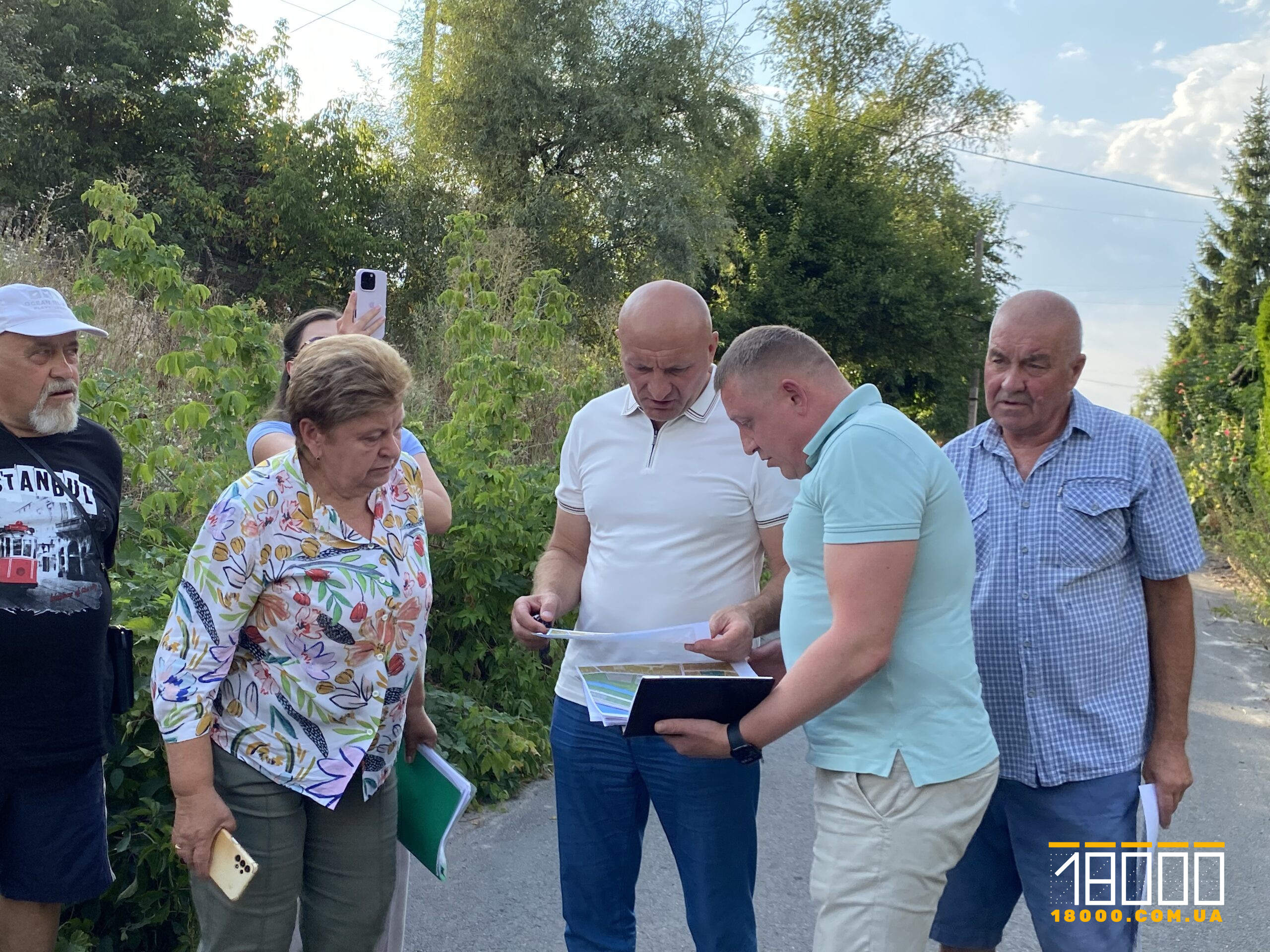 Анатолій Бондаренко та Андрій Крилов у Дахнівці, де забудова 17 серпня