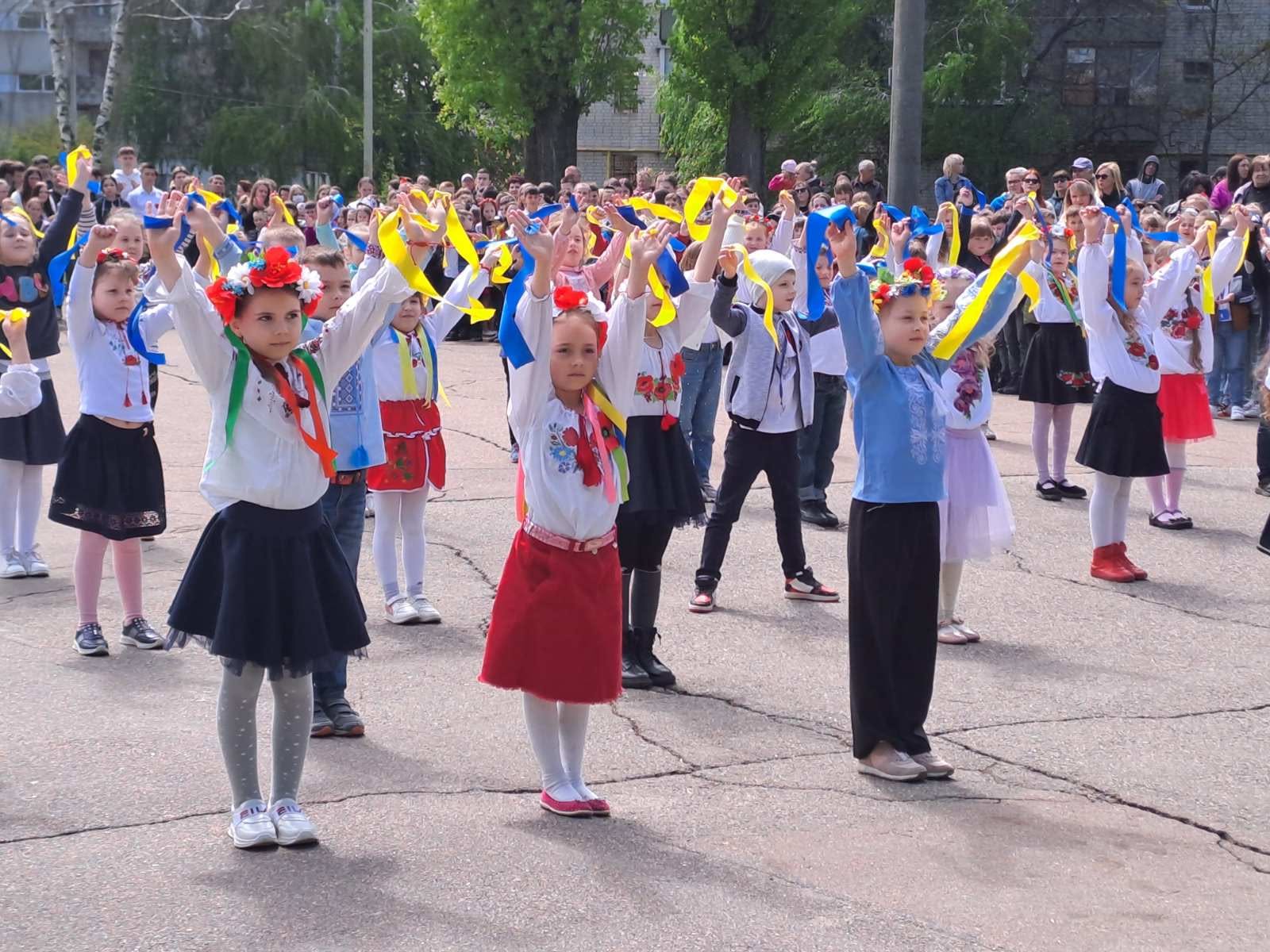 Діти зі стрічками, школа Черкаси