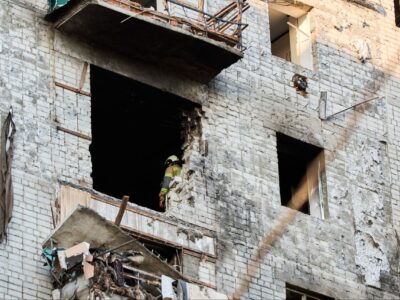 Дірка в будинку, в який поцілив шахед у Смілі 14 серпня