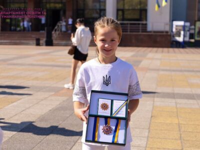 Дівчинка з нагородою
