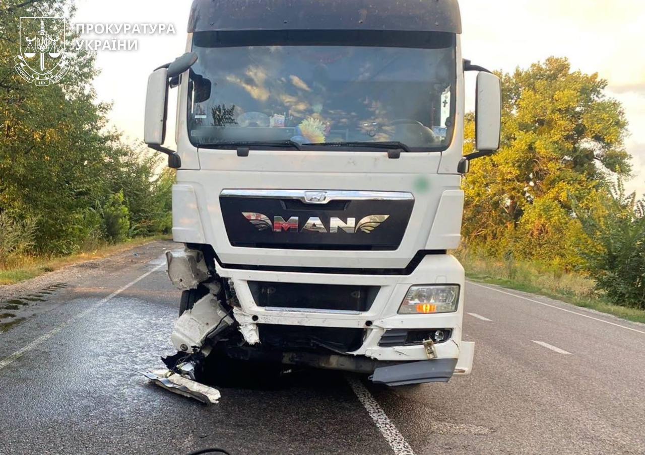 зруйнована вантажівка