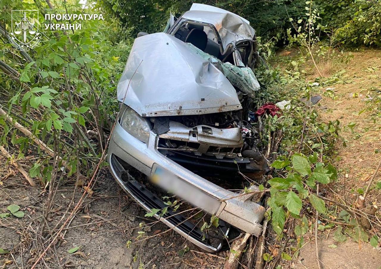 автомобіль зруйнований