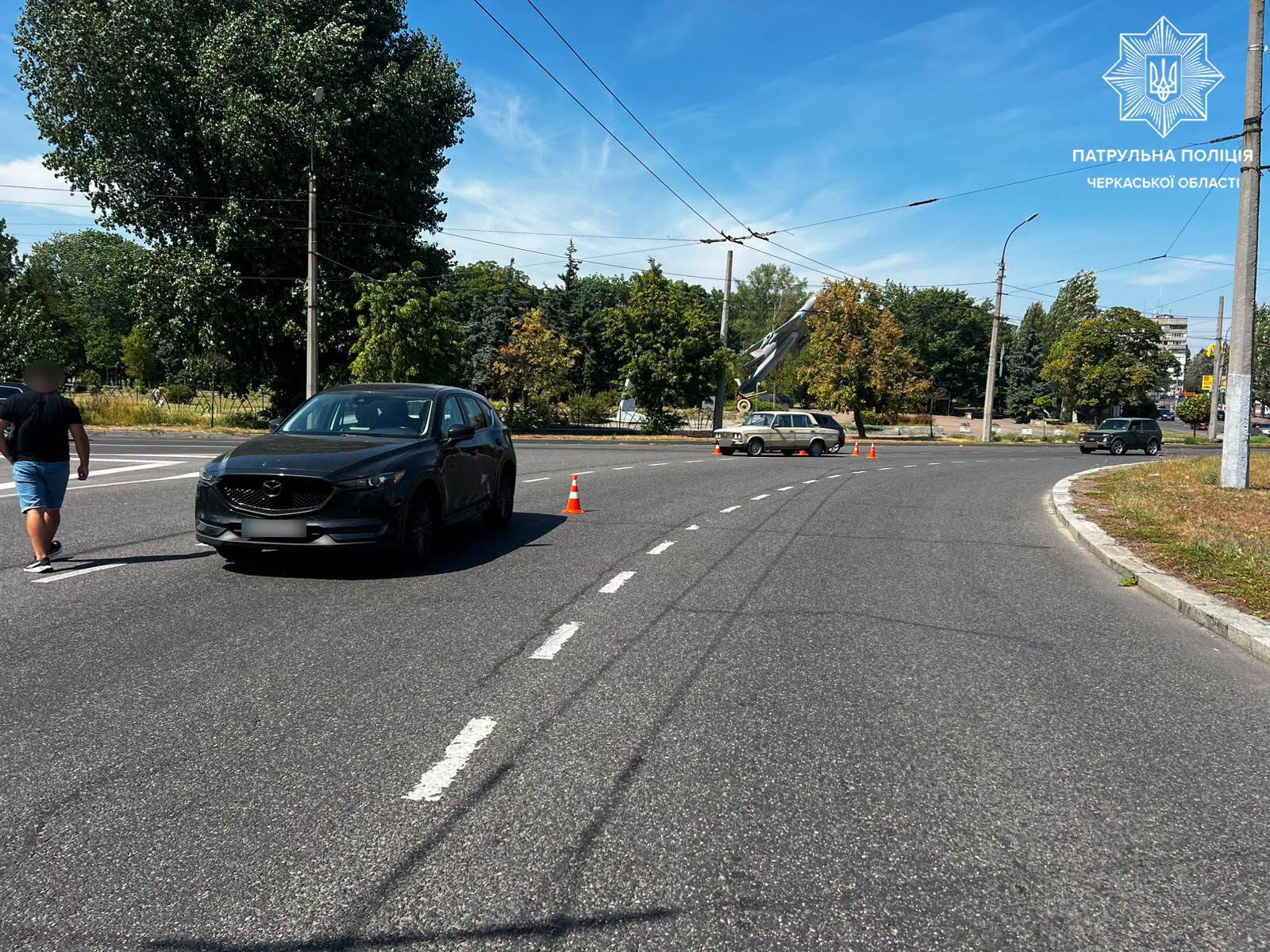 У Черкасах на кільці зіткнулися ВАЗ та Mazda: на водія склали протокол