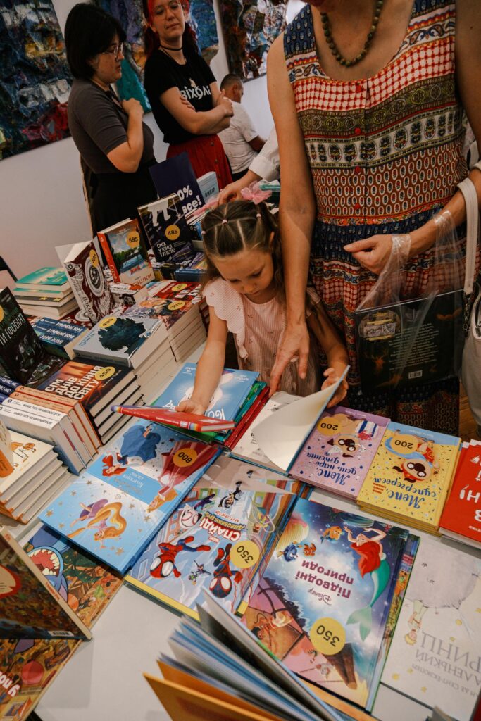 діти на книжковому