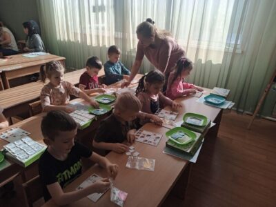 Діти за столами у дитсадку Черкас