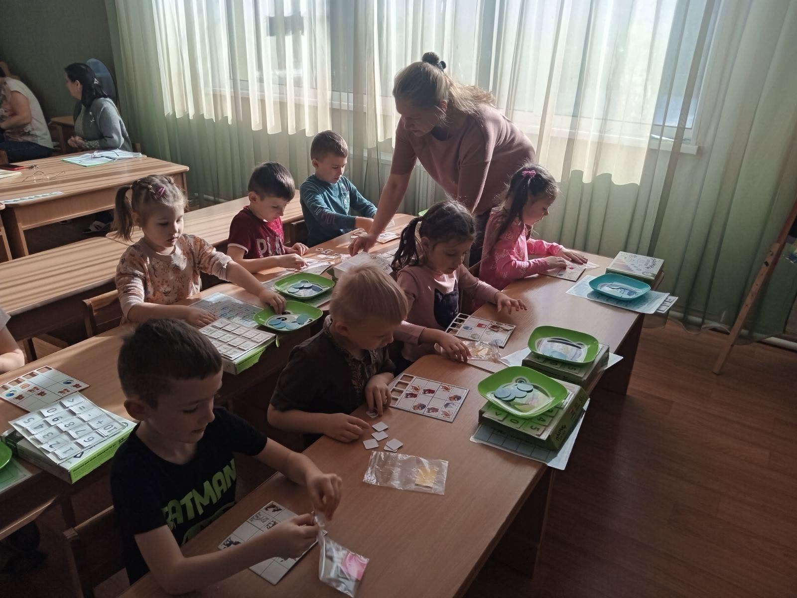Діти за столами у дитсадку Черкас