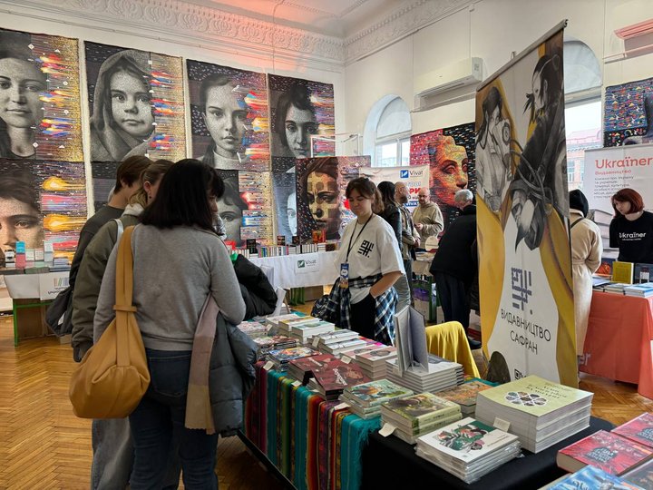 Відвідувачі книжкового фестивалю "Змістовно" у Черкасах 2025 рік