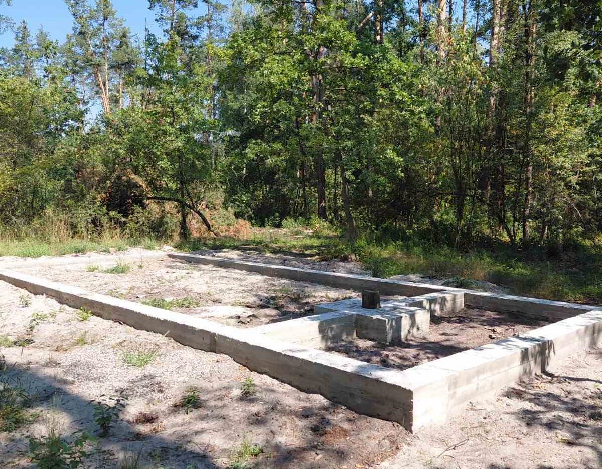 Фундамент у Дахнівському лісництві