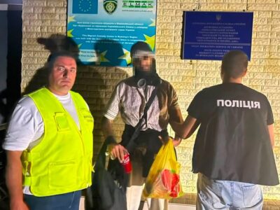 громадянин з Ізраїлю з двома міграційниками