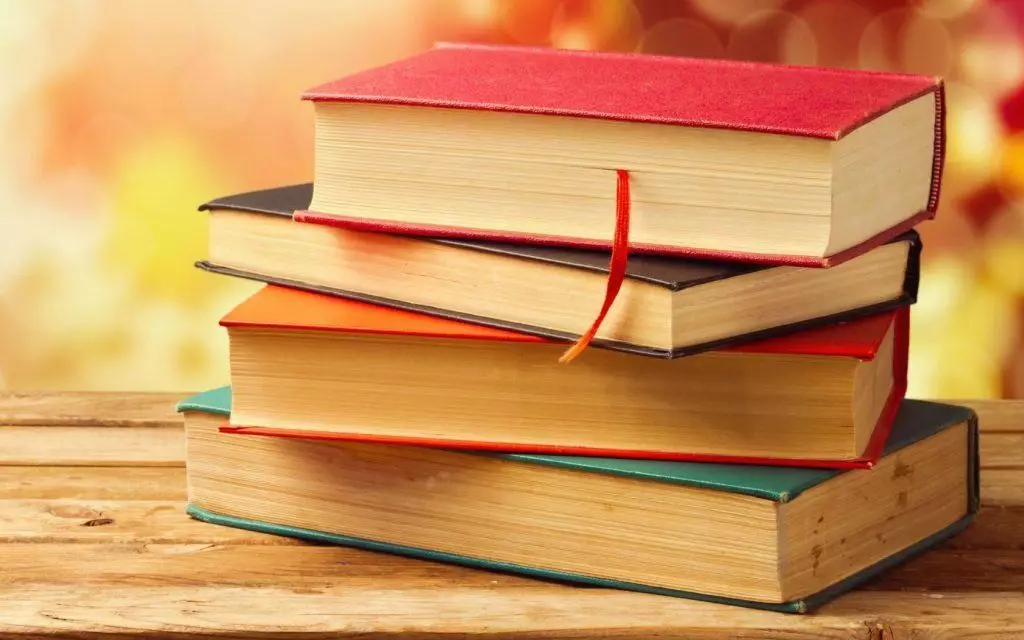 Черкащанка закликає принести у школу книги, а не квіти, аби підтримати зруйновані росією видавництва