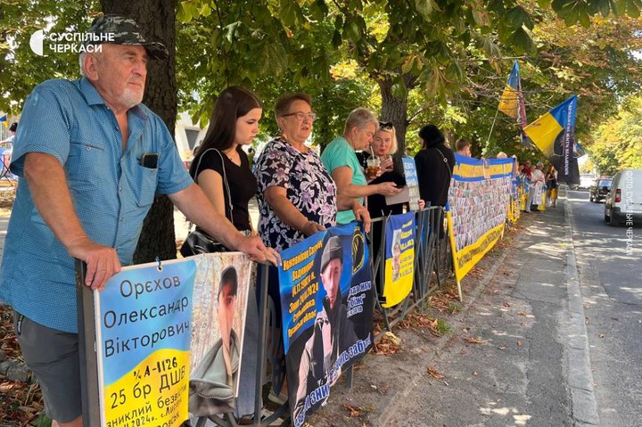 люди на акції "Не мовчи полон вбиває"