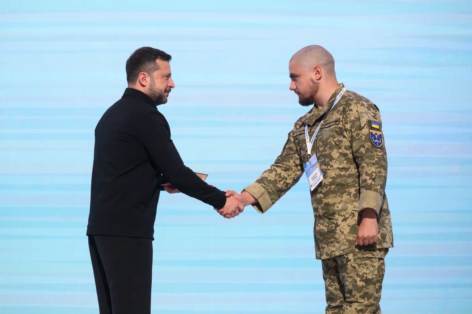 Богдана Бугаєнка з Черкащини нагороджує відзнакою Володимир Зеленський