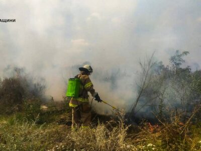 Рятувальник працює з обприскувачем у диму