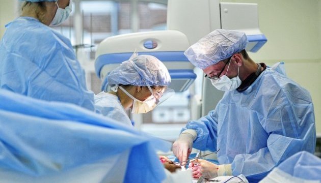 Лікарі в операційній
