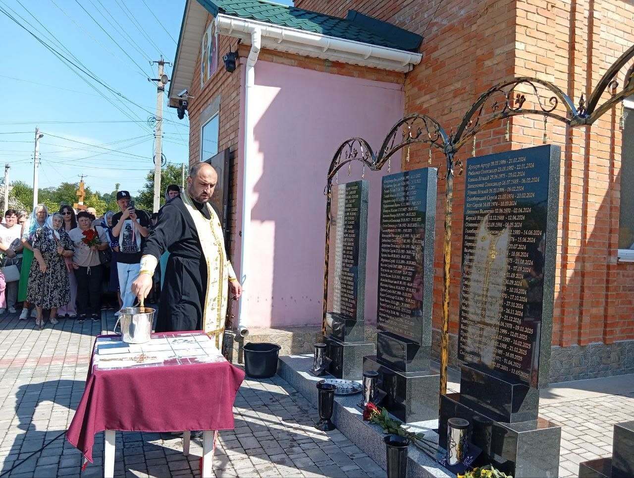 Пантеон Героїв відкрили у Кам’янці: на ньому викарбувані 120 імен полеглих бійців