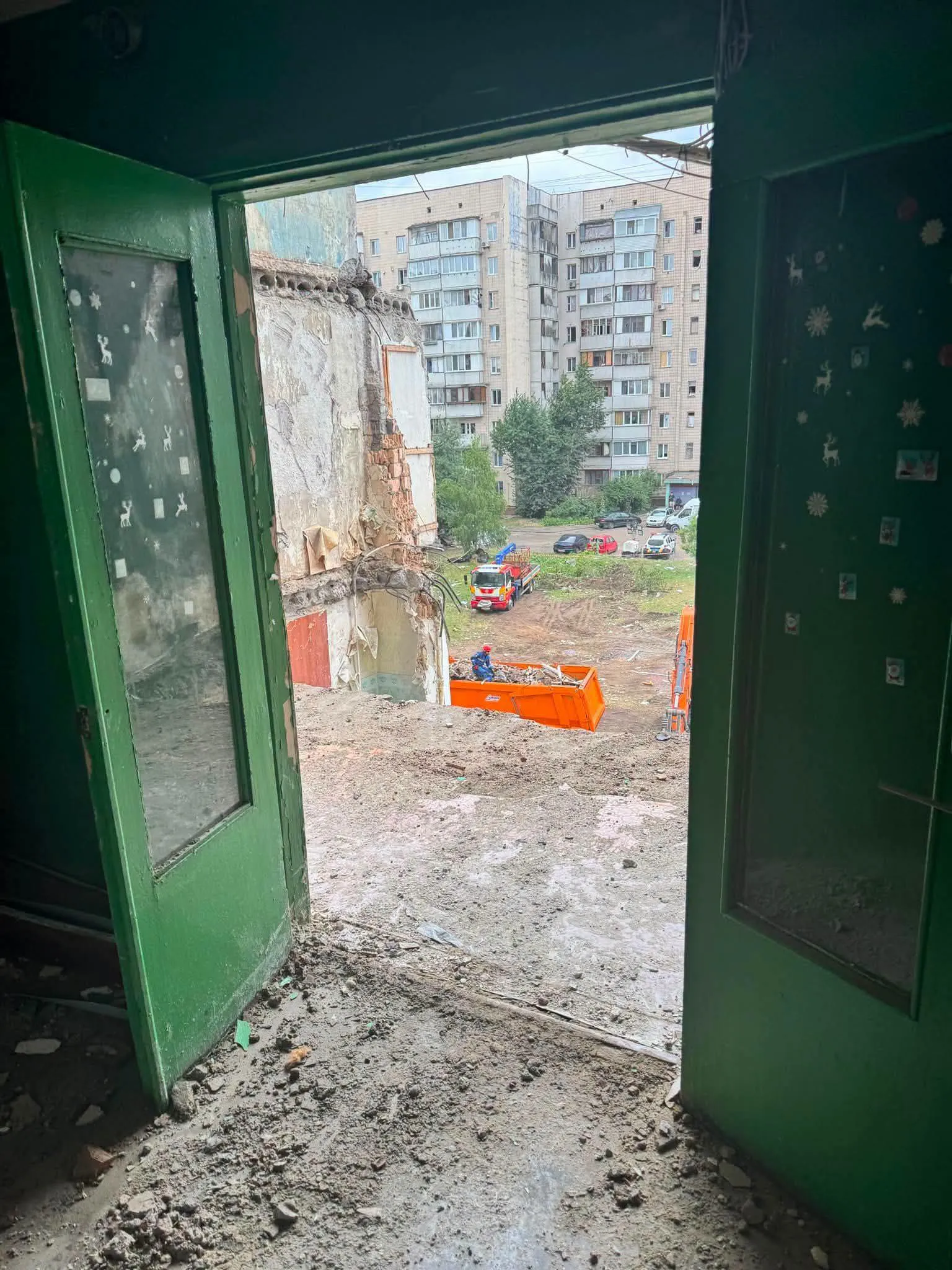 зруйнований під'їзд