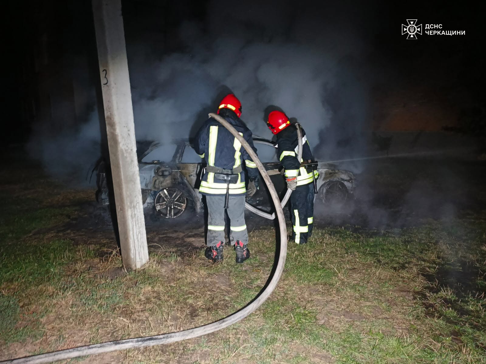 Два рятувальники з Черкас гасять автівку, що горить