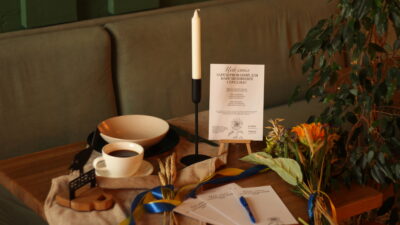 «За кожним порожнім місцем стоїть людина»: які заклади у Черкасах долучилися до акції «Стіл пам’яті» (ФОТО)