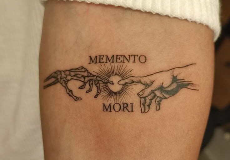 Від «Memento mori» до статевих органів: які незвичні татуювання обирають клієнти черкаської майстрині (ВІДЕО)