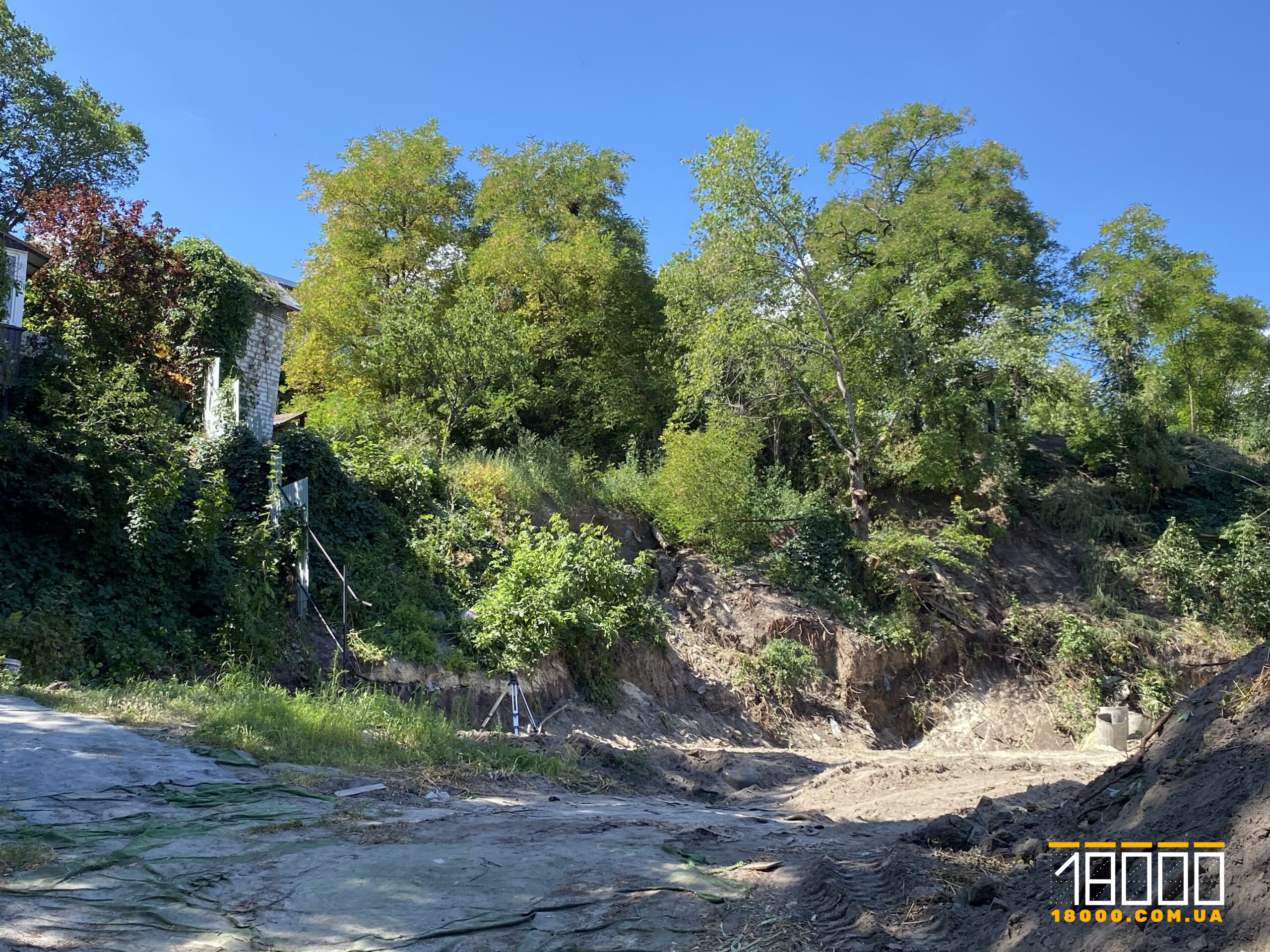 На Замковому узвозі в Черкасах через забудову обвалюється ґрунт (ФОТО)
