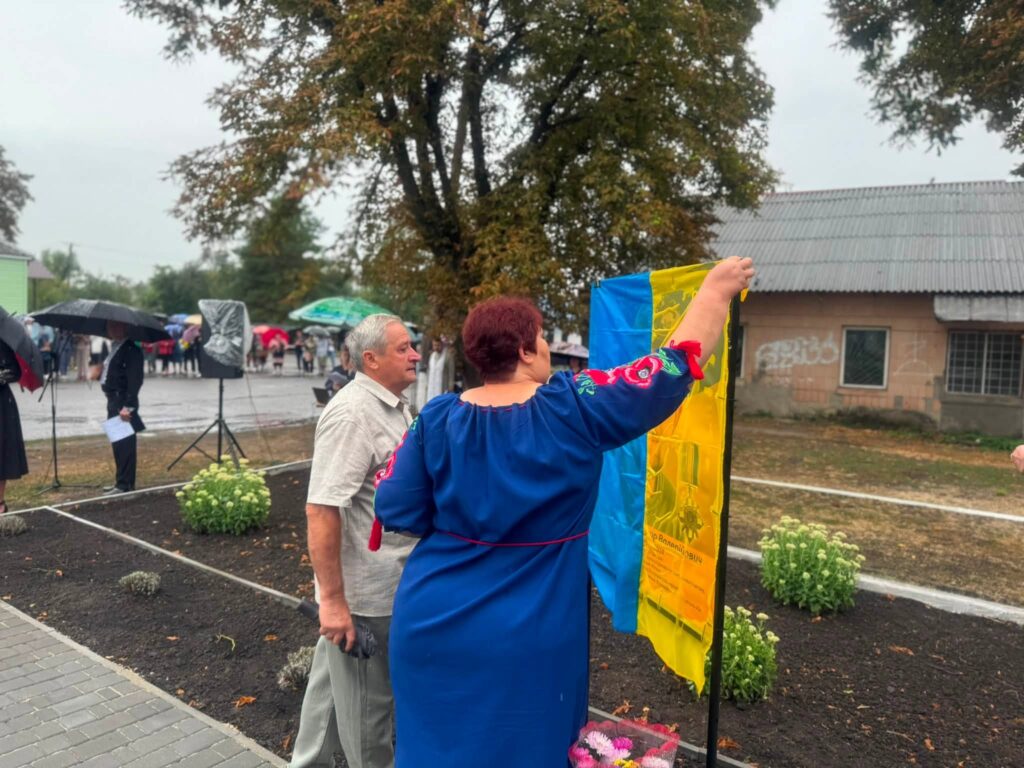 рідні відкривають момеріал
