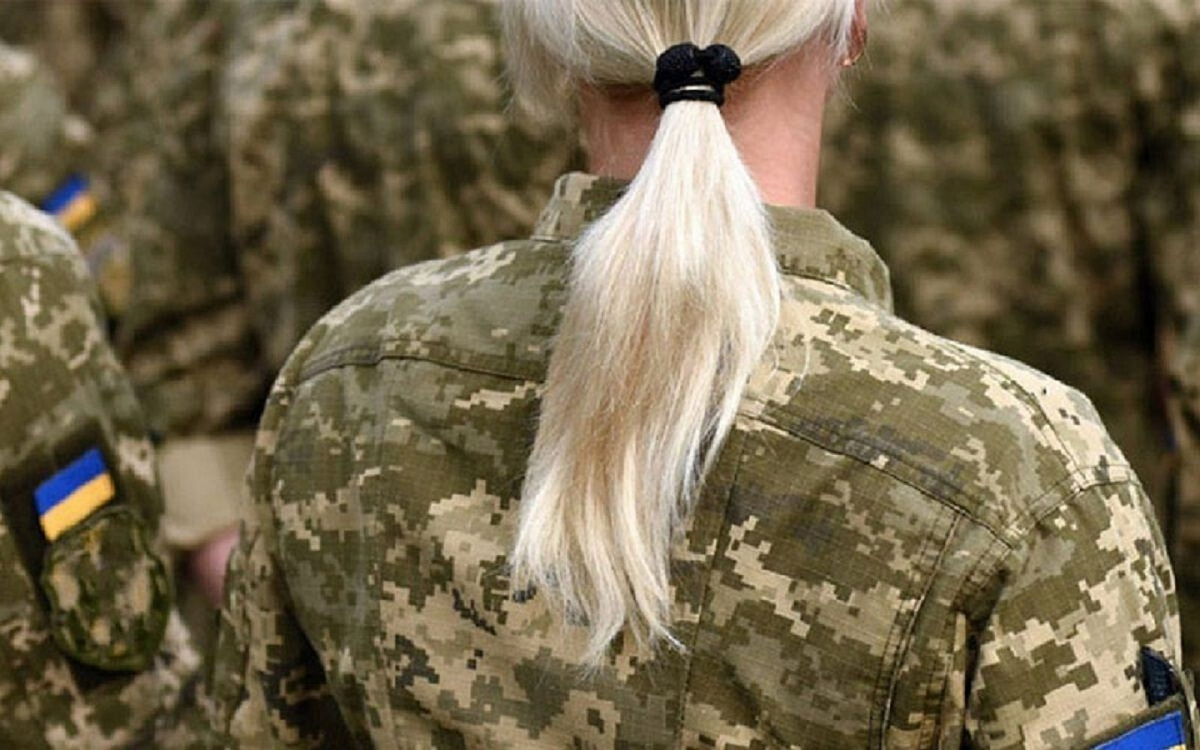 жінка у військовій формі