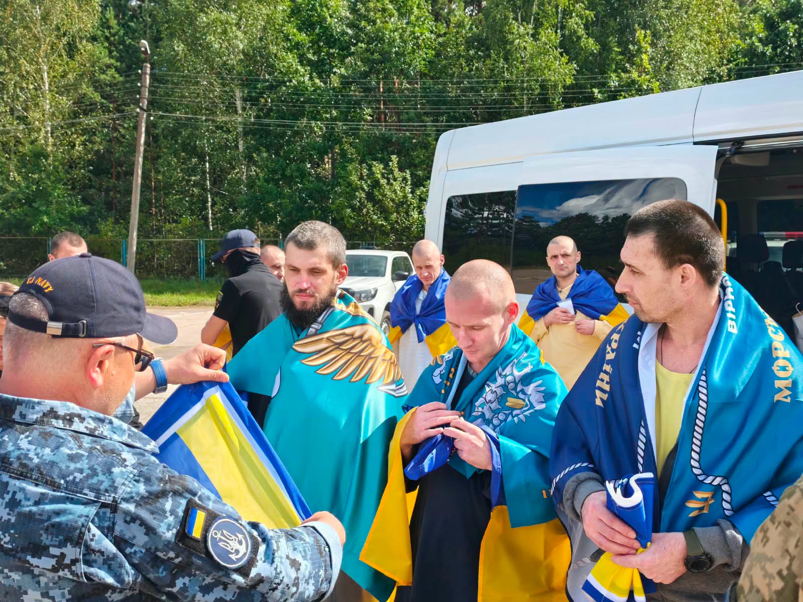 Військові після обміну з прапорами