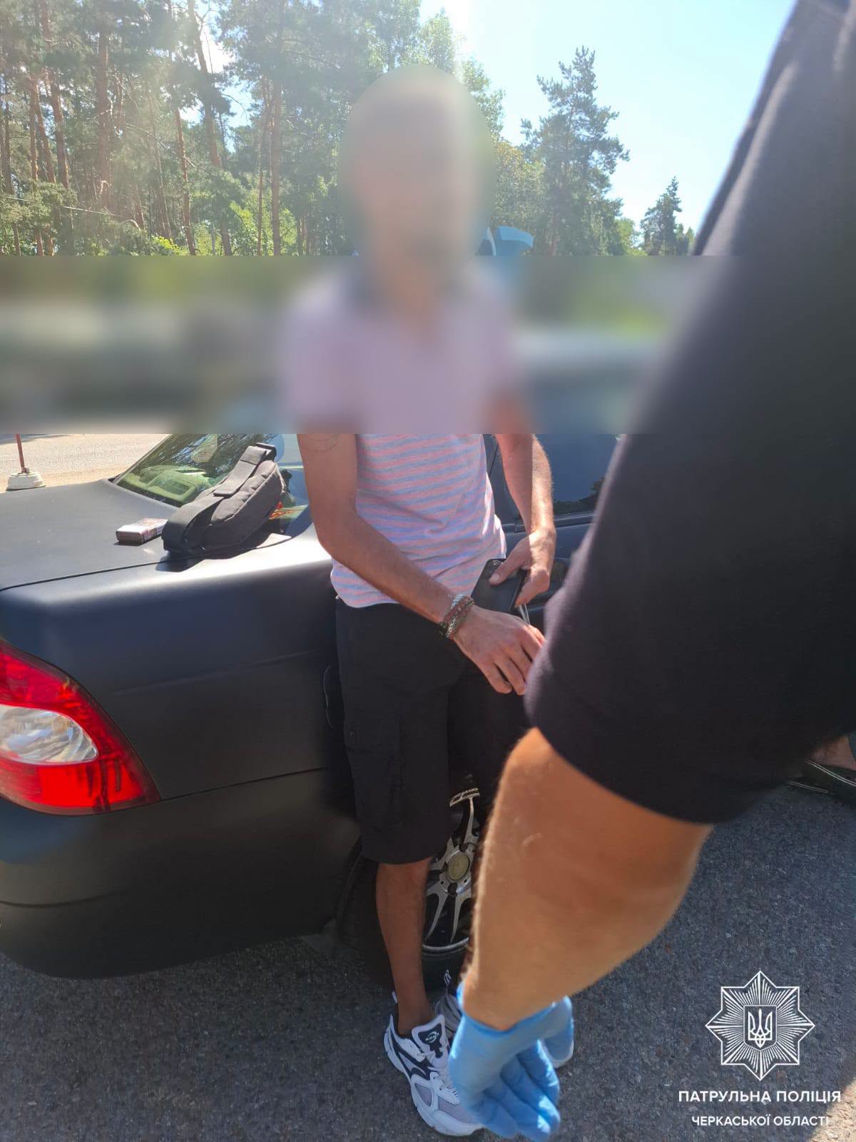 На Черкащині зупинили автівку, водій якої був з ознаками сп’яніння, а пасажир мав згорток