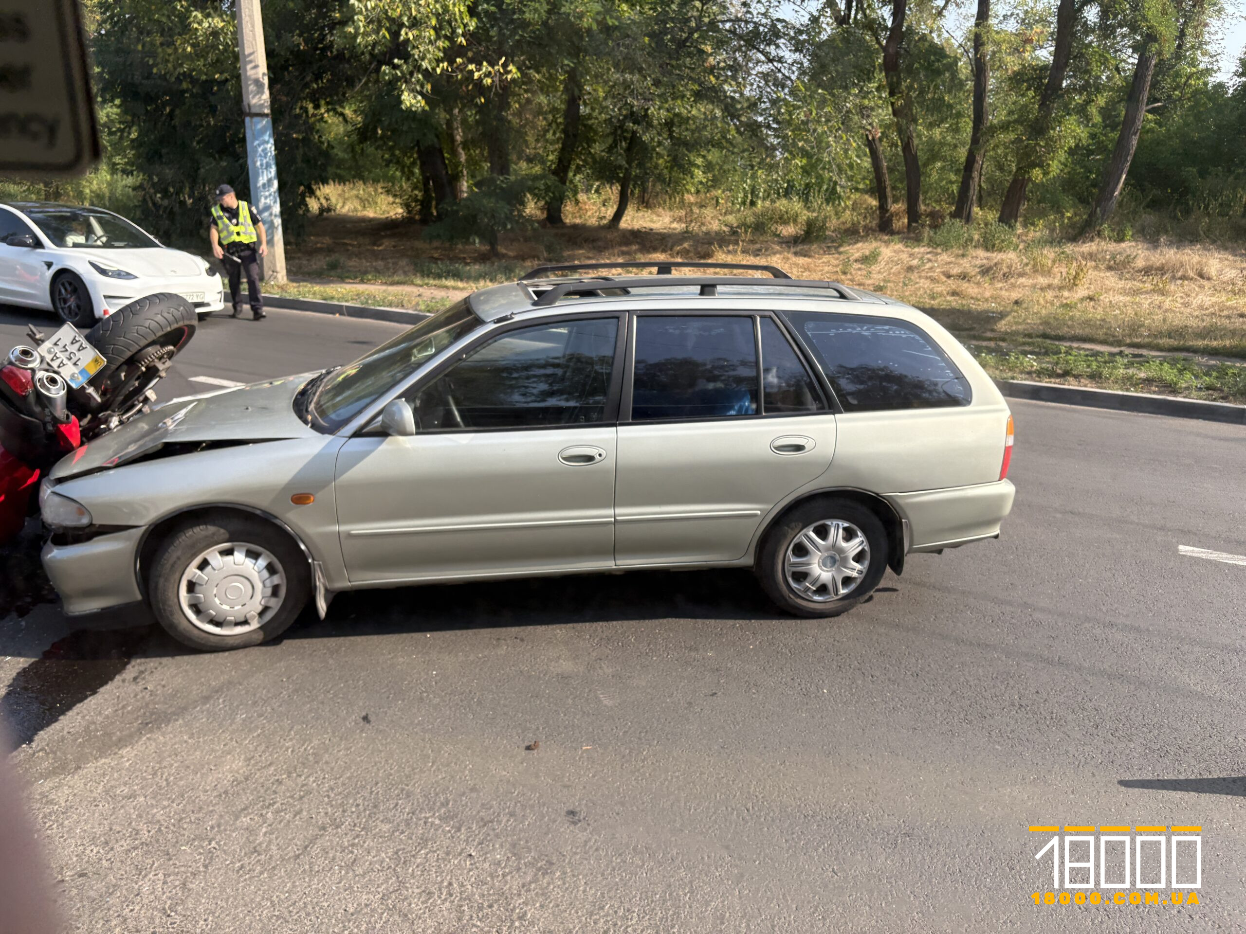 Пошкоджена автівка та мотоцикл на Одеській