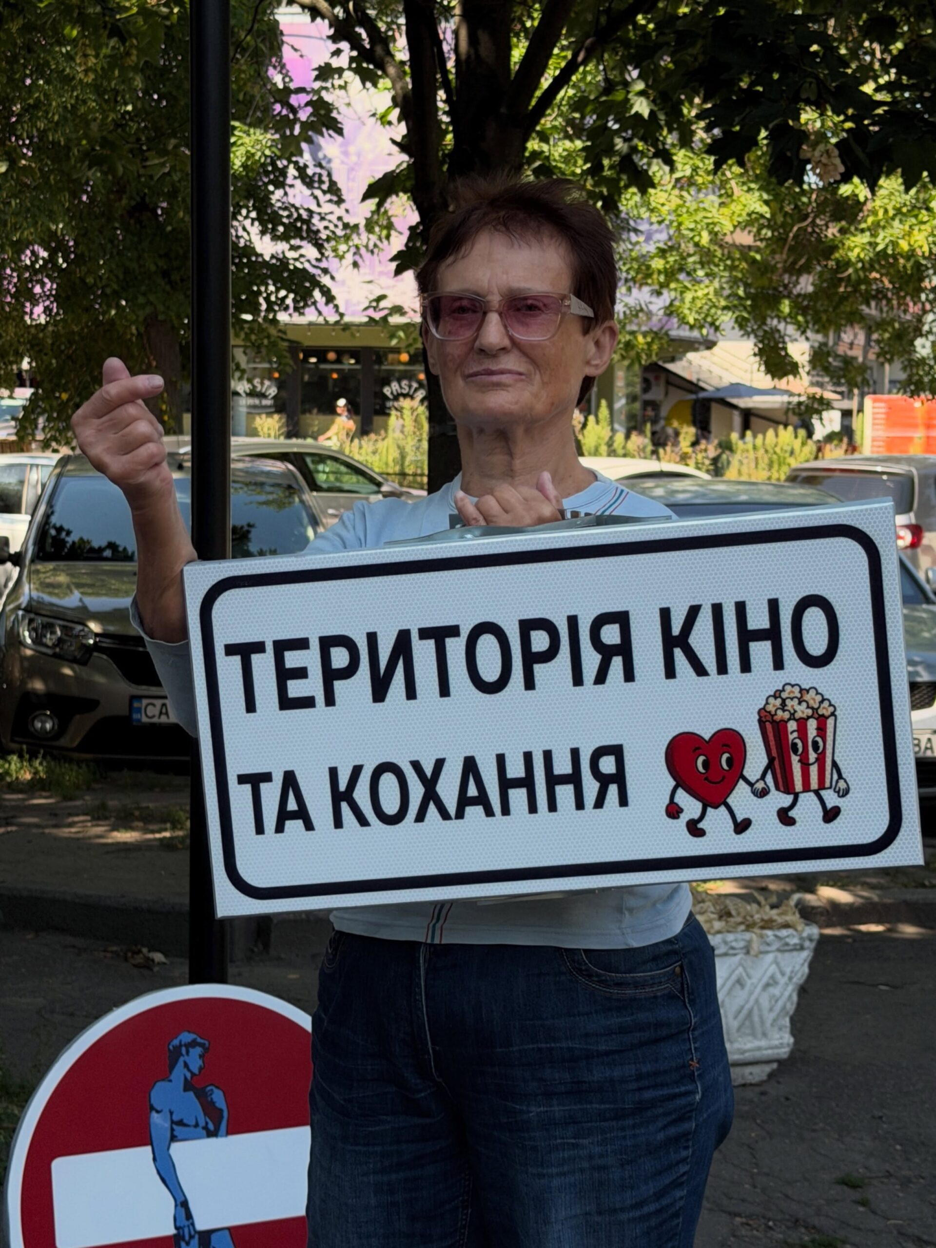 Працівниця кінотеатру з новим знаком