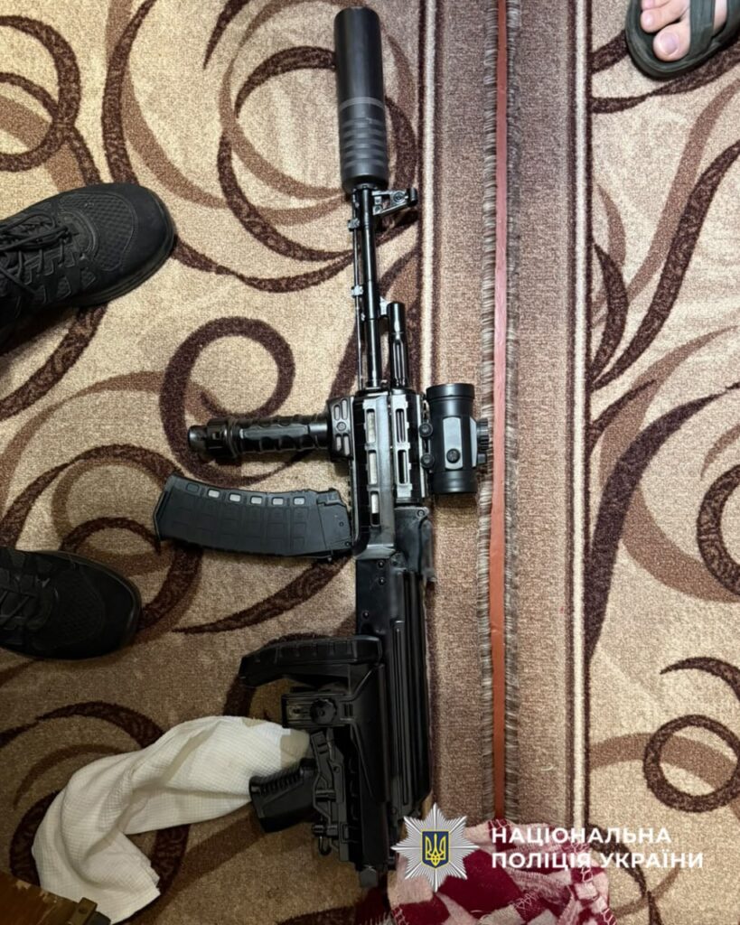 АК‐74, три магазини та понад 60 патронів: жителю Черкас загрожує до семи років ув’язнення за зберігання зброї