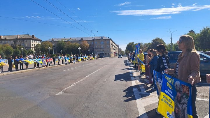 Люди з плакатами