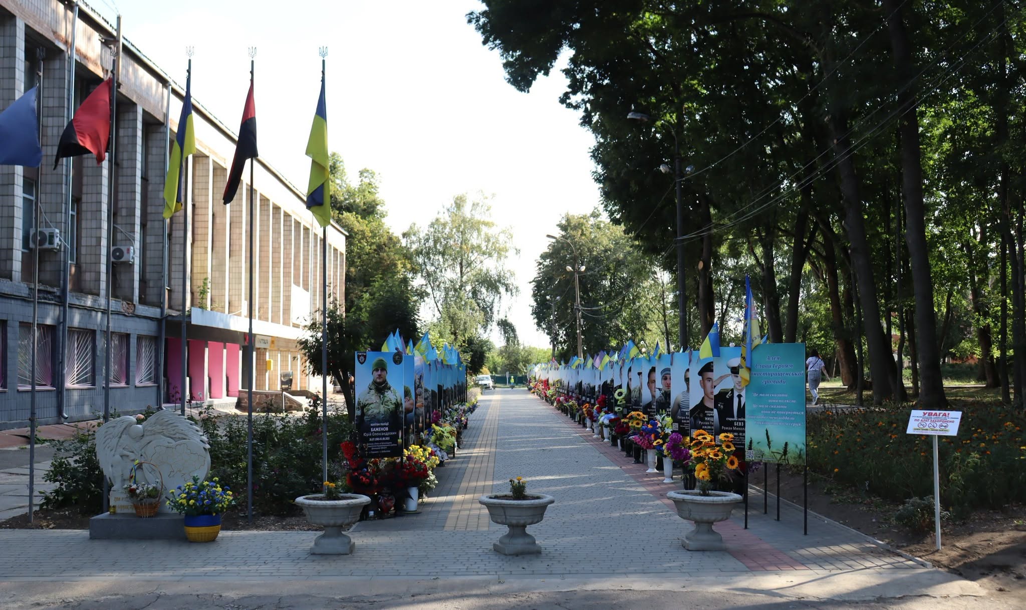 На Алеї Героїв у Монастирищі закликали не кататися на велосипедах і самокатах