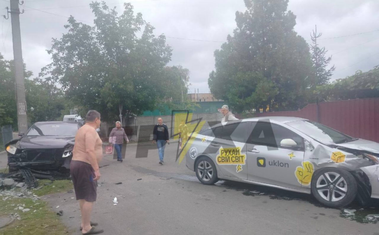 У Черкасах таксі потрапило у ДТП: одна з автівок наїхала на електроопору
