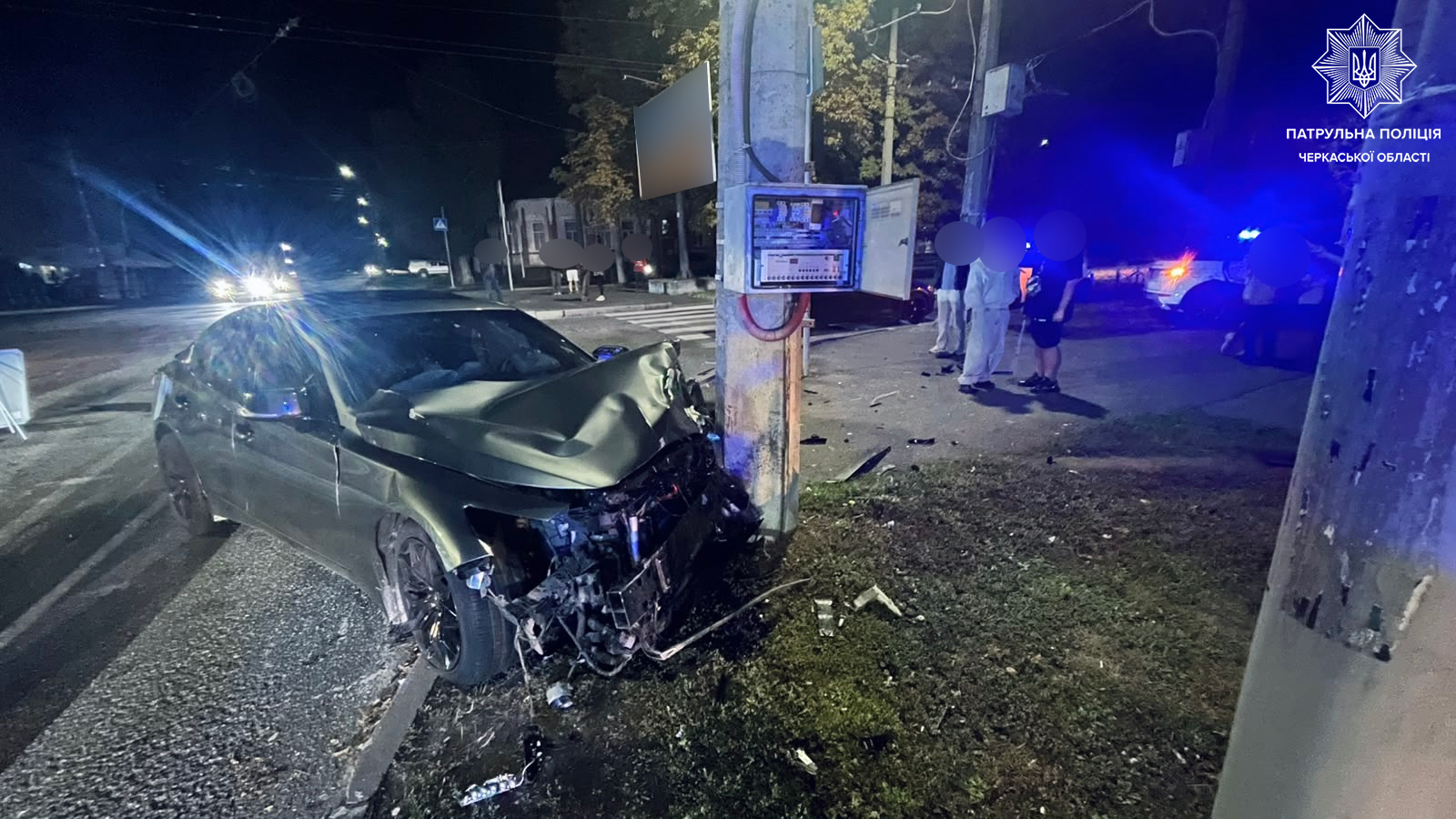 У Черкасах після зіткнення автівки врізалися в електроопори та будинок (ФОТО)