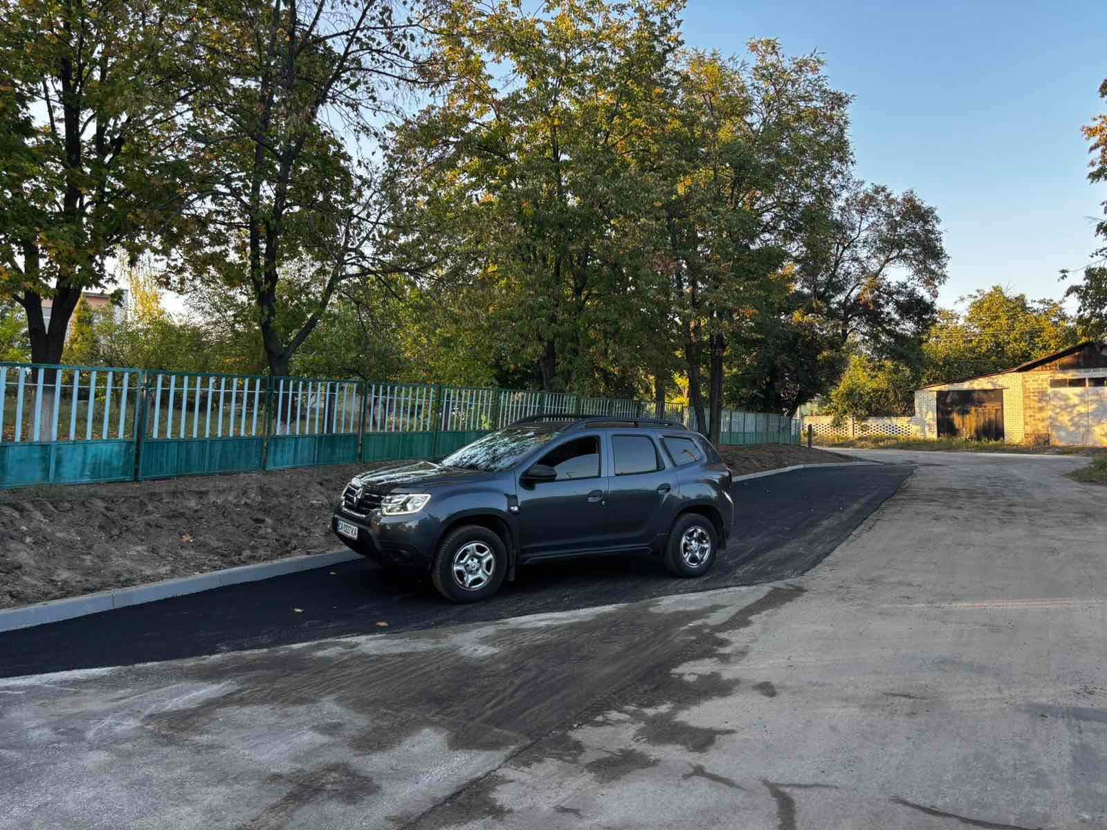 автор на парковці біля школи