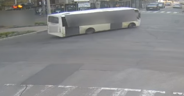 У Черкасах водій автобуса проїхав перехрестя на червоне: його особу встановили патрульні