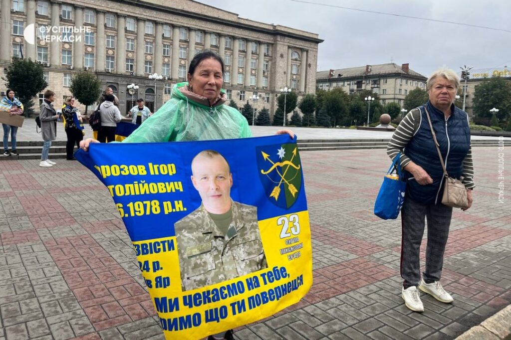 Черкащани зібралися на площі в центрі міста на акцію «Не мовчи – полон вбиває»