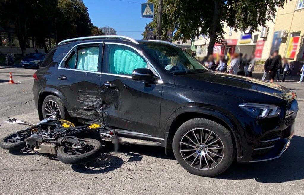 у звенигородці зіткнулися авто і мотоцикл