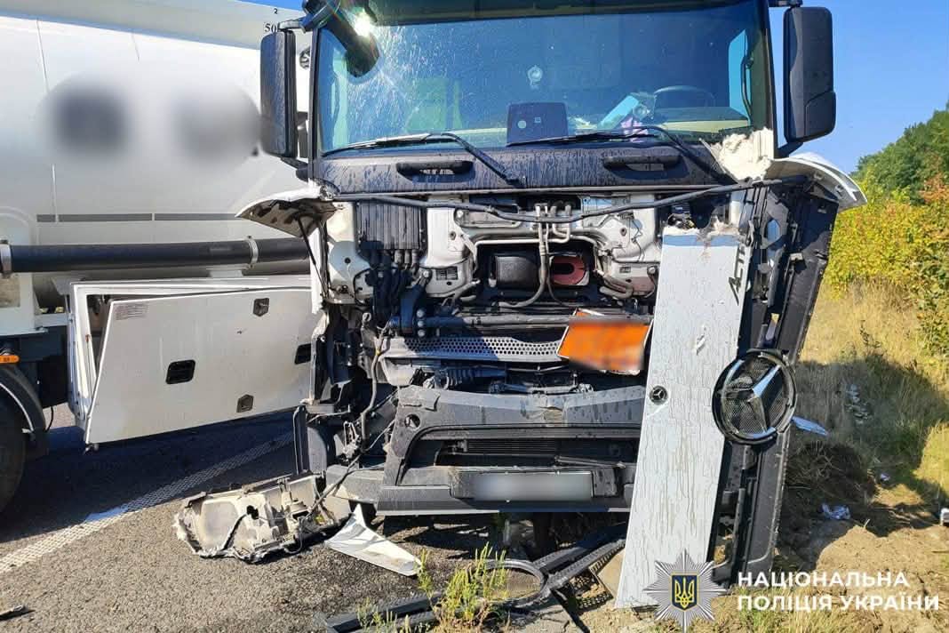 Біля Жашкова зіткнулися вантажівка і тракторний причіп: водія трактора госпіталізували (ФОТО)
