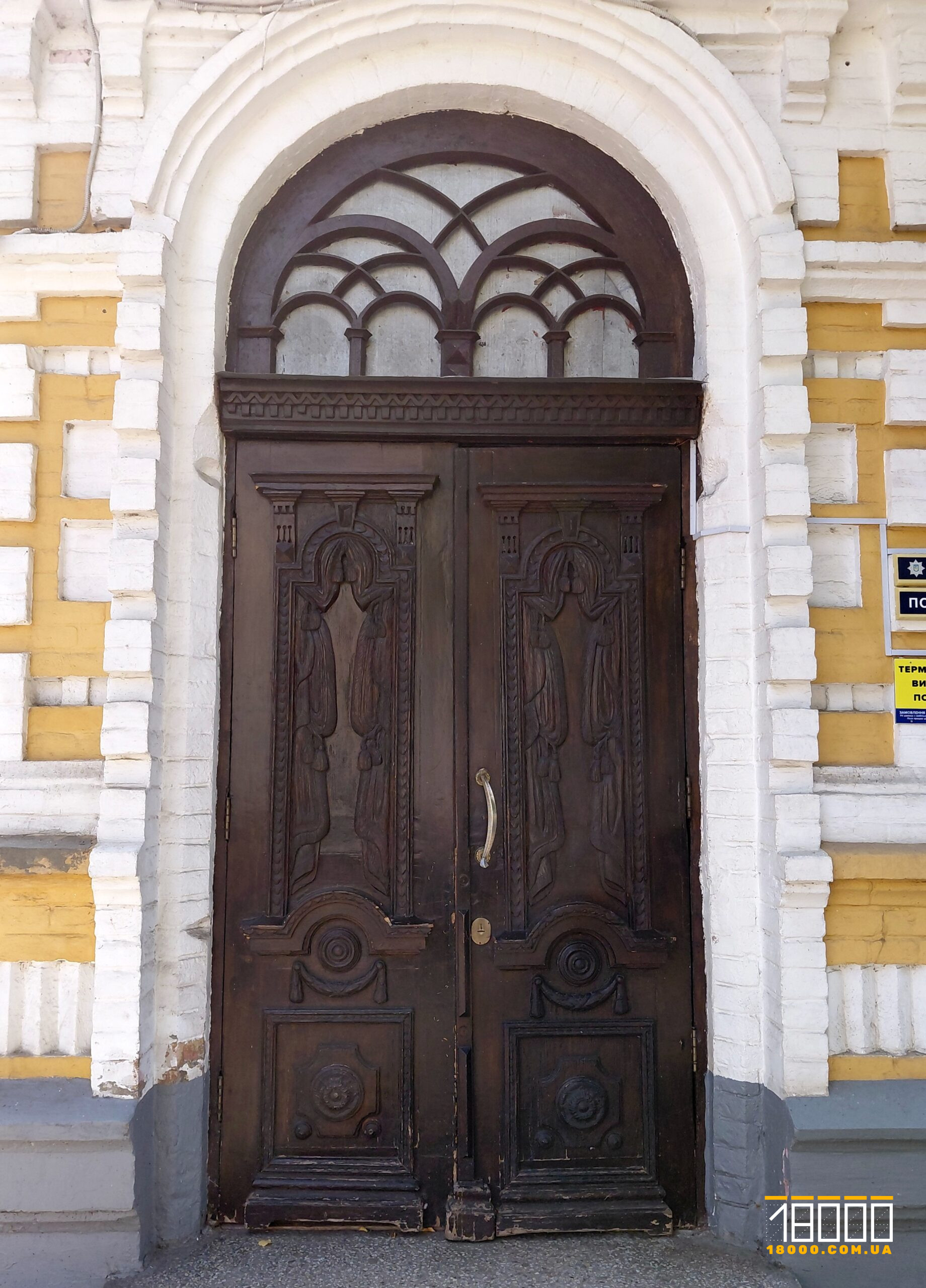Історичні двері художньої школи ім Нарбута