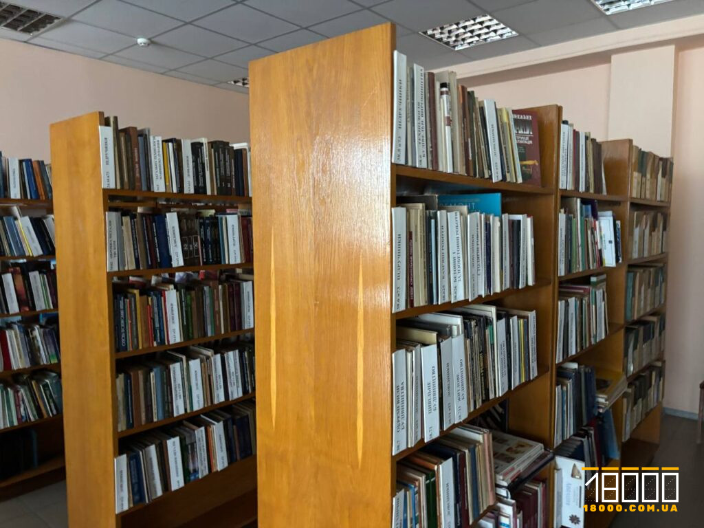 Книги, полиця для книг, бібліотека