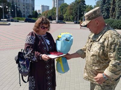 Вручення нагороді рідним загиблого прикордонника