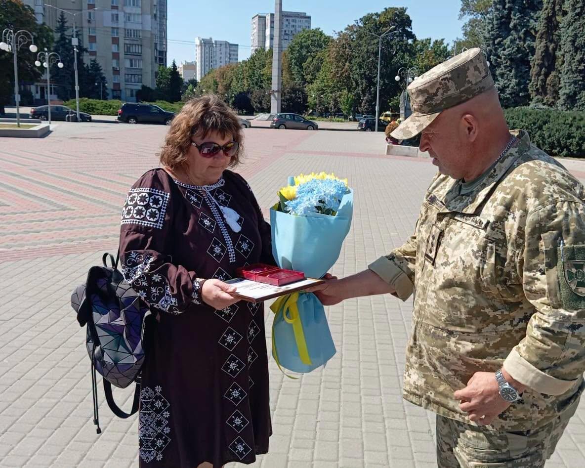 Вручення нагороді рідним загиблого прикордонника