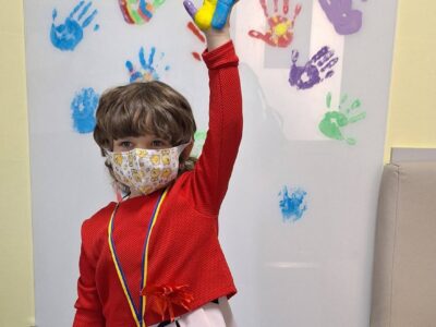 дівчинка в масці в лікарні