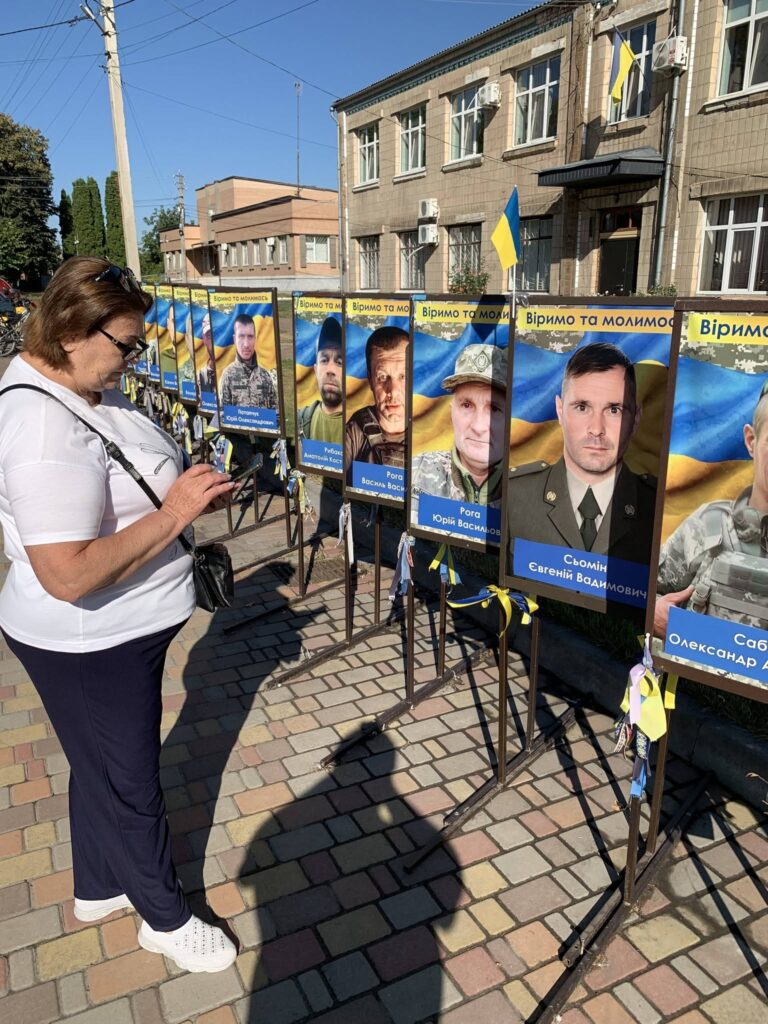 люди біля банерів