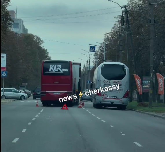 У Черкасах автобус зіткнувся з вантажівкою: що відомо