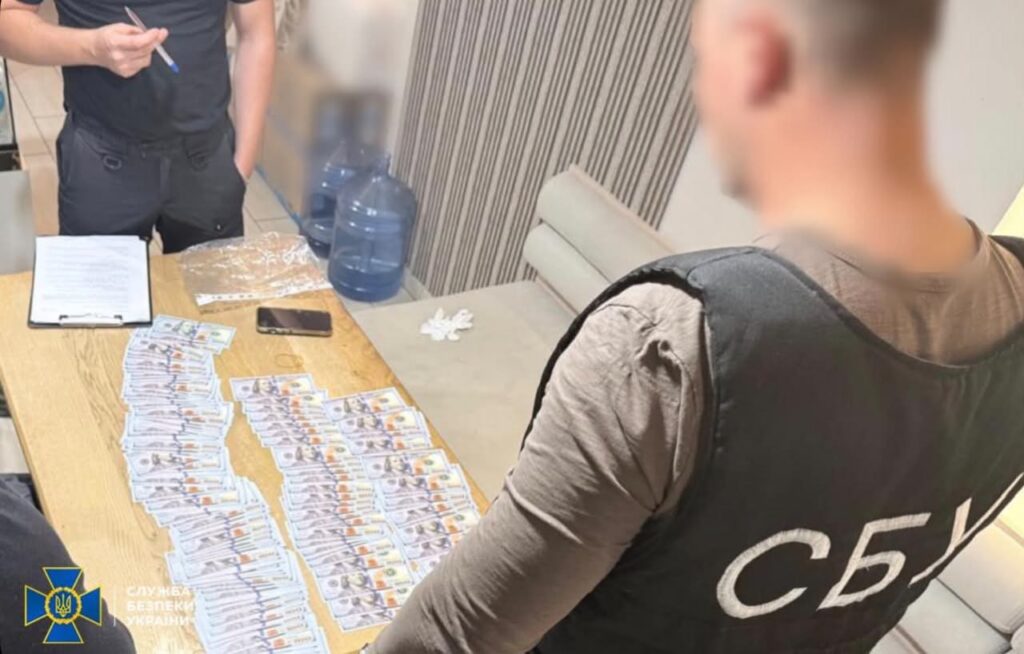 гроші на столі