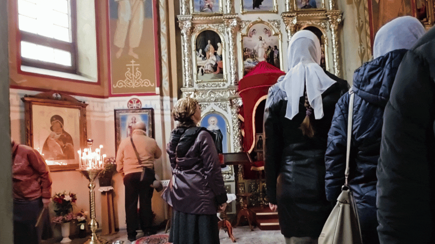 Цілує ікону