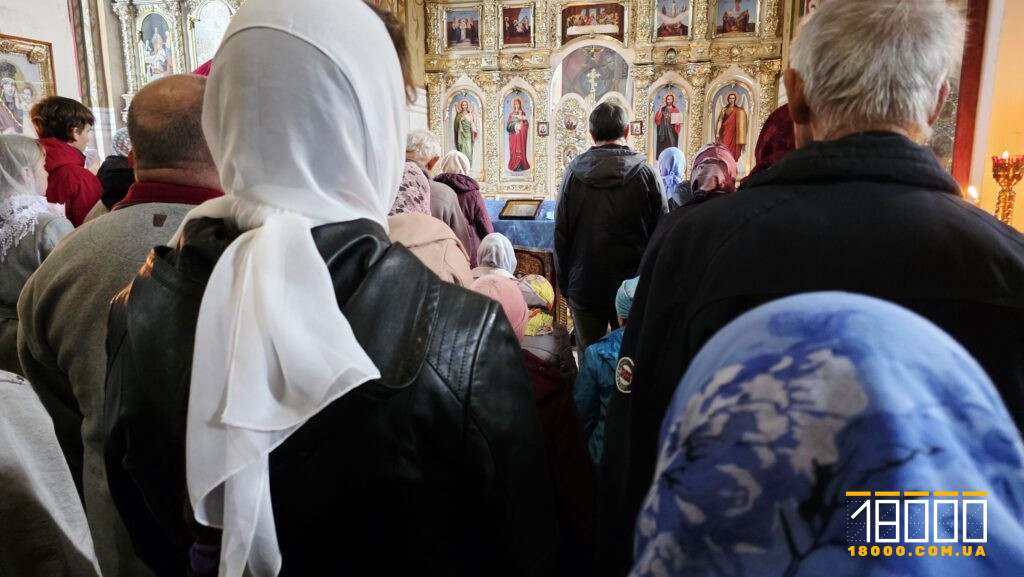 Парафіяни у церкві
